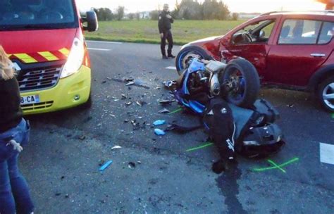 Un motard entre la vie et la mort après avoir percuté une voiture dans