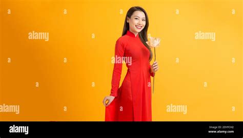 Los Vietnamitas Chica Sujetando Una Flor De Loto El Ao Dai Long