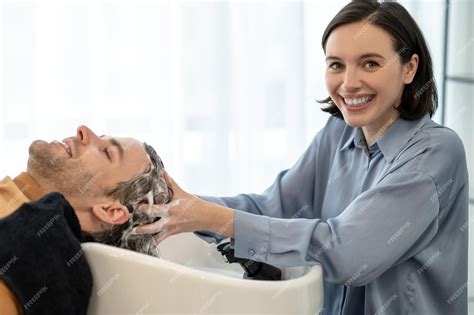 Lavado De Cabello Cliente Masculino Sentado En La Silla En El Salón De