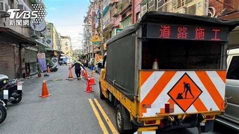 板橋大樓外牆下起「磁磚雨」 路過騎士驚險閃避│tvbs新聞網