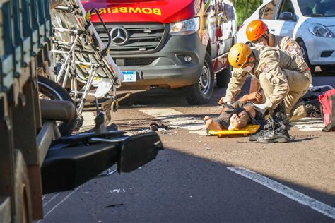 V Deo Mostra Motociclista Sendo Atingido Por Caminh O Ao Tentar