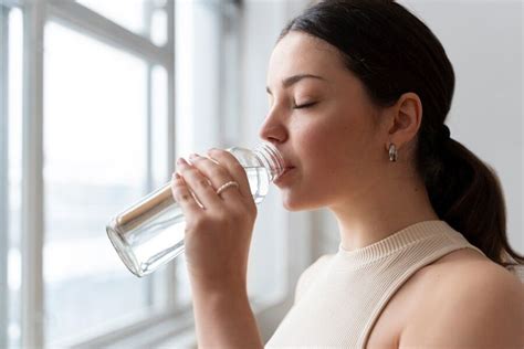 Cara Mencegah Dehidrasi Saat Puasa Dengan Cukup Minum Air Putih