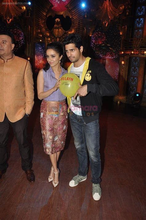 Shraddha Kapoor Sidharth Malhotra Promote Ek Villain On The Sets Of