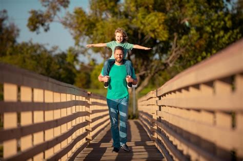 Pai E Filho Se Divertindo Ao Ar Livre Pai Dando Passeio De Filho No