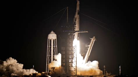 Spacex Launches 4 Amateurs On Private Earth Circling Trip