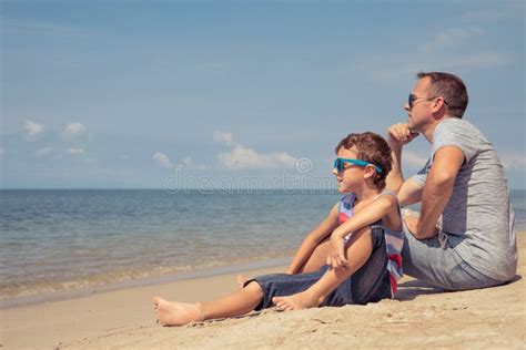 Pai E Filho Que Jogam Na Praia No Tempo Do Dia Foto De Stock Imagem