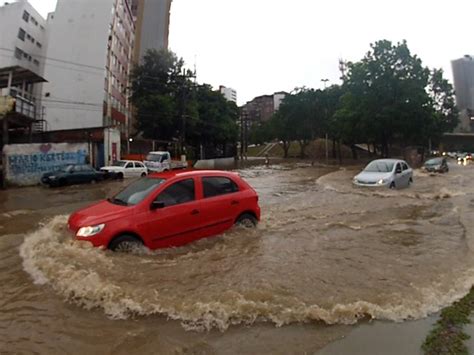 G1 Chuva complica trânsito e alaga vias em diversos pontos de