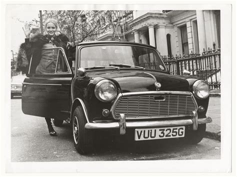 Twiggy Et Sa Mini Cooper S Tirage Vintage Photo Memory