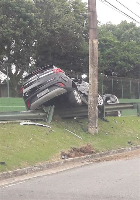 Carro Invade Canteiro Central E Para Sobre Guard Rail Ap S Acidente No