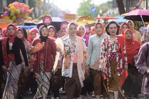 Woow She Is Beautiful Women Peringati Hari Ibu Bupati Tiwi Ikuti