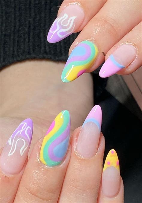 Diseños de uñas con colores pastel para darle la bienvenida a la