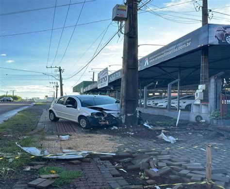 Mulher Bate Carro Em Poste E Fica Ferida Notícia Hoje