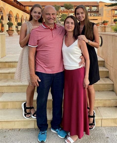 Family Averina, Dad Alexey, Mum Ksenia, Left Arina, Right Dina 2021