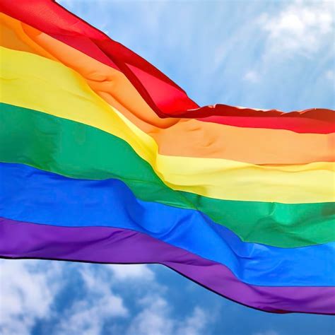 Bandera Del Orgullo Lgbt Y Fondo De Cielo Azul Foto Premium