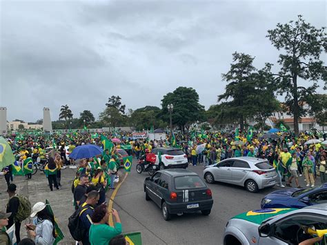 Grupo Faz Ato Contra Resultado Das Urnas Em Frente A Aman Onde