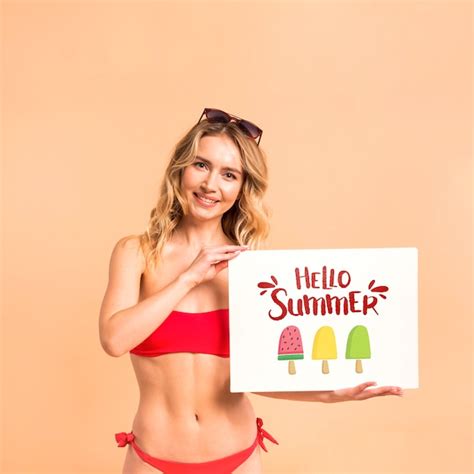 Attraktive Frau Im Bikini Der Abdeckungsmodell Darstellt Premium PSD Datei