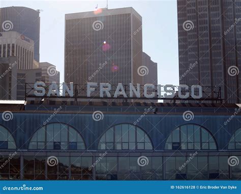 Cartello Di San Francisco In Cima Al Ferry Building Fotografia Stock