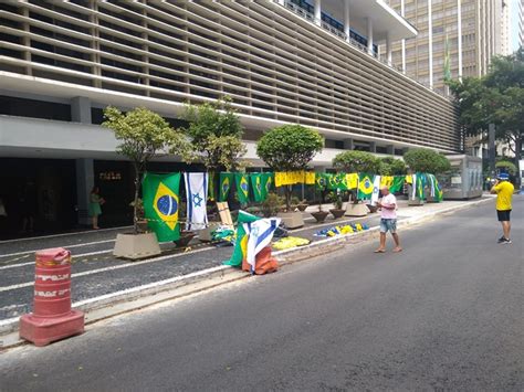 Ato pela democracia bandeiras de Israel e Portugal têm vez na Avenida