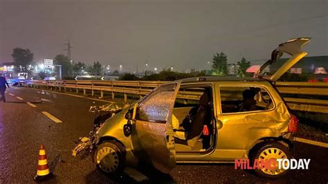 Incidente In Tangenziale Est Schianto Tra Quattro Mezzi Morti Uomo E