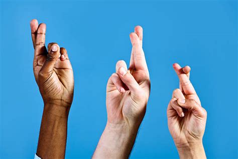 Croiser Les Doigts Banque Dimages Et Photos Libres De Droit Istock