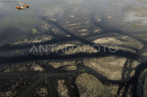 Endapan Sampah Waduk Pluit Antara Foto