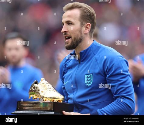 Harry Kane De Inglaterra Posa Con Su Trofeo De Bota De Oro Durante El