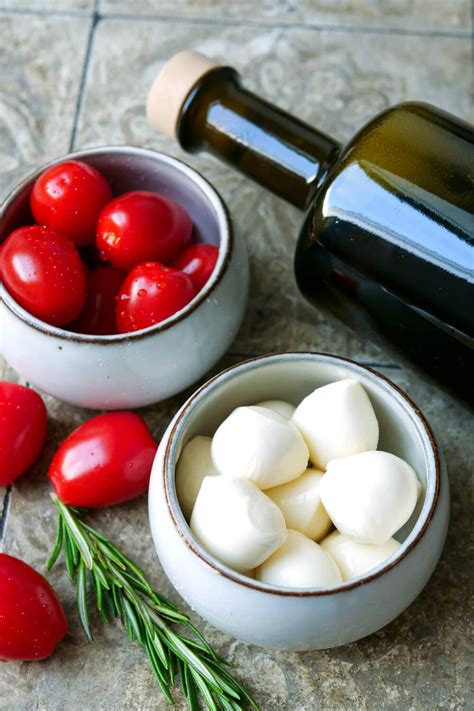 Eingelegter Mozzarella mit Tomaten in Öl