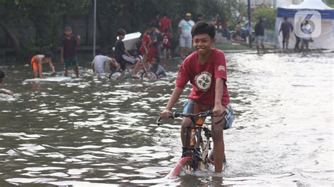 Kompleks Pantai Mutiara Di Jakarta Utara Banjir Rob Hingga Sedada Orang