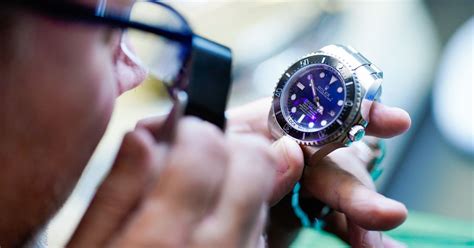 Finge Di Aiutare Due Turisti E Scippa Un Rolex Da Mila Euro