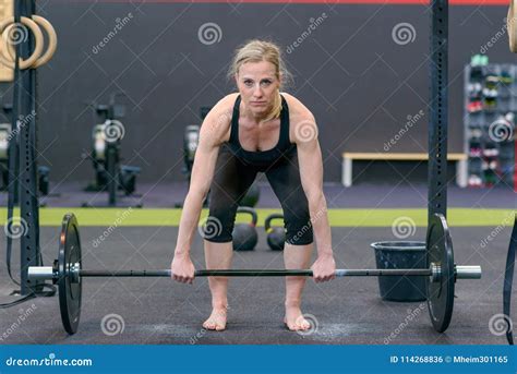 Barbell De Levantamento Da Mulher No Gym Foto De Stock Imagem De