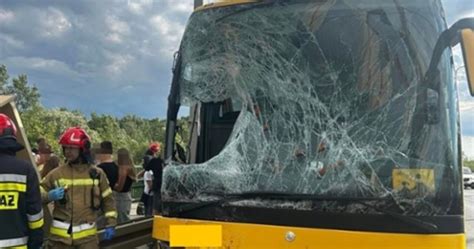 Ośmioro dzieci poszkodowanych po zderzeniu autokaru i busa w Warszawie