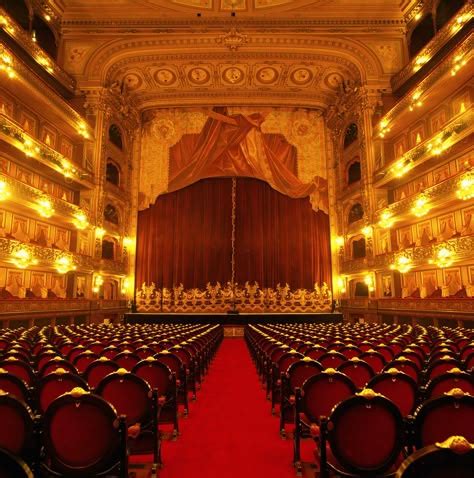 opera houses  exude radiant  world charm