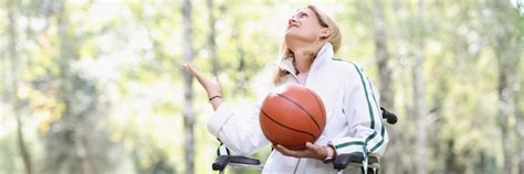 Mujer Joven Sentada En Silla De Ruedas Sosteniendo Baloncesto En