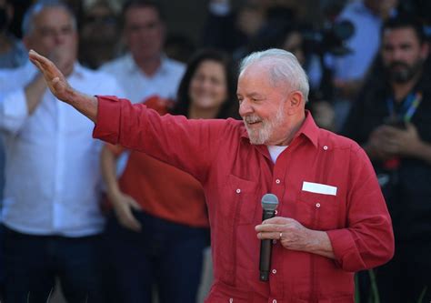 Pesquisa Ipec Lula lidera nos votos válidos e poderia vencer no