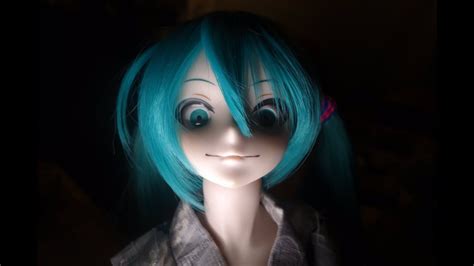 La Inquietante Hatsune Miku Que Te Sigue Con La Mirada YouTube