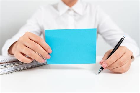 Premium Photo Businesswoman Holding Note With Important Message And