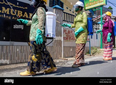 Padang Indonesia St April Women In Indonesia Padang City