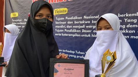 Kelas VIII MTs Darismah Bongki Juara Pertama Lomba Kebersihan Dan