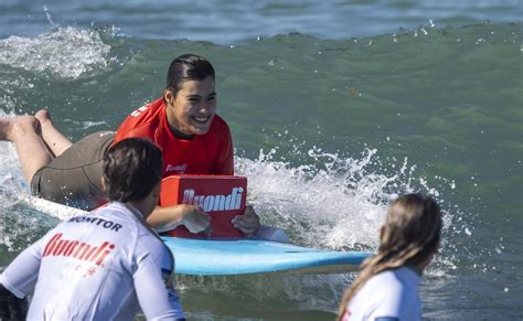 As aulas de surf adaptado da Buondi estão de volta às praias de