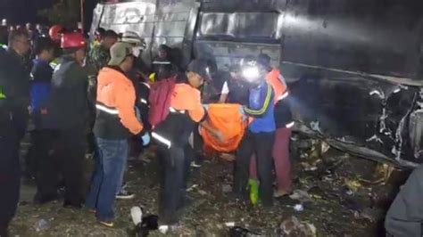 Korban Tewas Terjepit Bus Rombongan Smk Kecelakaan Di Ciater Subang