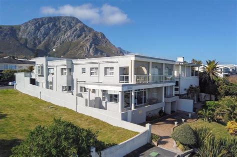 Hermanus Beachfront Lodge: Exclusive accommodation on Voëlklip Beach ...