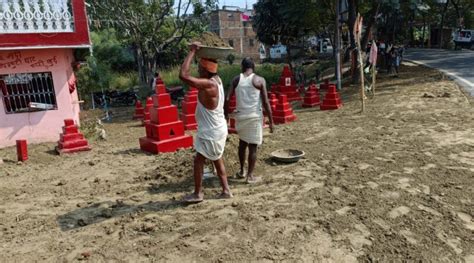 लोक आस्था के महा पर्व छठ पूजा को लेकर छठ घाटों की सफाई में जुटे युवा श्रद्धालु गौरी किरण