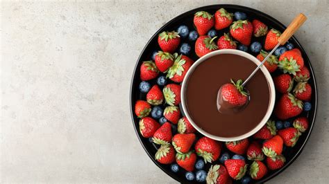 16 Absolute Best Foods For Your Chocolate Fondue This Valentines Day
