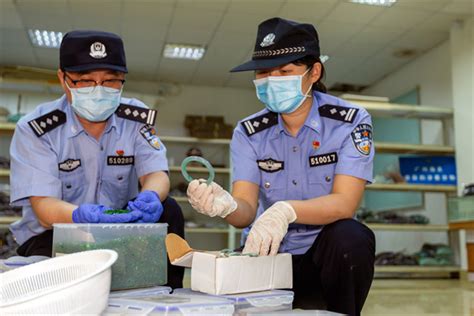 廣州海關緝私警察對涉案物品進行檢查