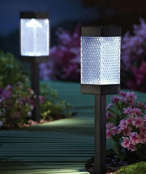 Les lampes solaires de jardin éclairage joli et écologique pour l