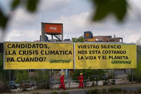 Greenpeace Despliega Una Pancarta Ante Rtve Sobre Crisis Clim Tica