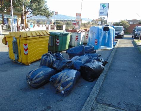 Rifiuti Sacchi Neri Abbandonati Per La Citt Mobilita Prato