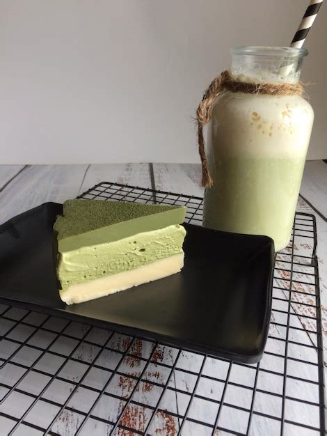 Premium Photo No Bake Matcha Cheesecake With Green Tea On Black Plate