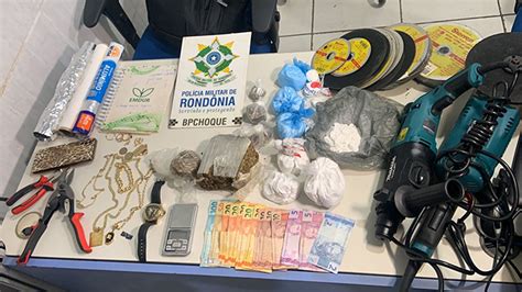 Batalhão de choque prende traficante vendendo drogas em frente de casa