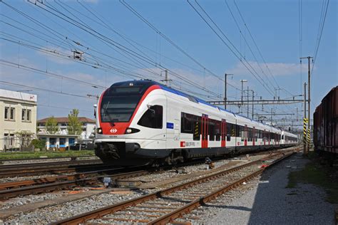 RABe 523 072 auf der S1 fährt zum Bahnhof Pratteln Bahnbilder de